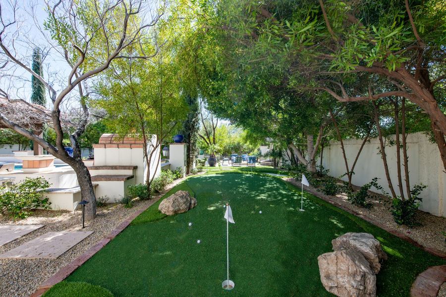 Private putting green, Valley Vista Estate